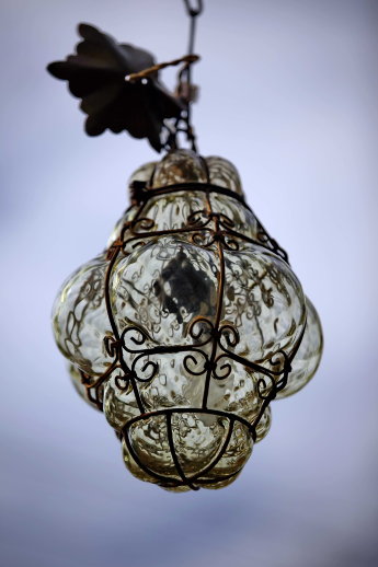Некрупная старинная подвесная лампа из Венецианского стекла