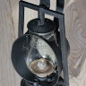 Настоящий старинный антикварный железнодорожный фонарь «фонарь путевого обходчика» из США - лучший ценный подарок железнодорожнику. Этот фонарь остается в своем оригинальном антикварном состоянии включая колбу и фитиль. Старинный американский железнодорож