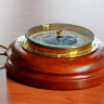 Немецкий барометр середины 20 века в корпусе из массива дерева. Этот изящный и стильный прибор маркирован «A.Roesch Nordhausen» и станет оригинальным ценным подарком рыбаку охотнику яхтсмену моряку Немецкий ретро барометр «A.Roesch Nordhausen»