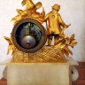 Антикварные Французские каминные часы "Фермер земледелец" второй половины 19 века, выполненные в стиле Людовик XVI - вид сзади.