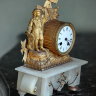 Антикварные Французские каминные часы "Фермер земледелец" второй половины 19 века, выполненные в стиле Людовик XVI - вид сбоку.