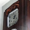 Необычный ценный подарок на юбилей стринные Французские механические часы с мелодичным боем, в корпусе из дерева, выполненные в стиле "Модерн" Старинные настенные часы с отключаемым четвертным боем, две мелодии на выбор