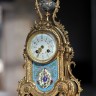 Антикварные каминные часы из Франции: бронза, эмаль "клуазонне", 19 век Эти шикарные антикварные каминные часы в стиле Людовик XV (Французский Рококо́), богато украшенные перегородчатой эмалью в технике Клуазонне (фр. Cloisonné) удивят даже самого избалов