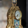 Антикварные бронзовые каминные часы в стиле Людовик XV (Французский Рококо́) с красивым часовым и получасовым боем. Франция, середина 19 века, богато отделаны перегородчатой эмалью в технике Клуазонне (фр. Cloisonné). Это прекрасный, необычный удивляющий 
