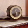 Немецкие каминные часы середины 20 века от легендарного производителя механических часов Friedrich Mauthe Schwenningen (FMS). Часы выполнены в строгом классическом стиле Ретро, который пользовался особой популярностью после Второй Мировой Войны