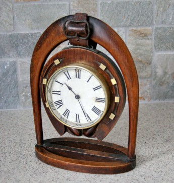 Антикварные настольные кабинетные часы из Англии в форме подковы на удачу, на изящной подставке из дерева