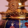 Шикарная старинная керосиновая лампа на основании из бронзы, украшенная изящным орнаментом перегородчатой эмалью в технике "клуазонне" Купить с доставкой в интернет магазине КупиАнтик™