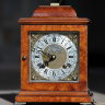 Классические кабинетные красивые часы Wuba Warmink второй половины 20 века  с боем, произведенные в Нидерландах. Производство часов  Wuba Warmink было основано в Нидерландах в 1929 году и прекращено во второй половине 20 века. 