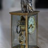 Редкие антикварные часы с боем начала 20века, произведенные AD.MOUGIN на экспорт в США. Эти сохранившиеся в оригинальном состоянии французские полочные настольные часы были экспортированны в США. Часы богато украшены кристаллами из горного хрусталя и допо