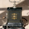 Антикварный датский настольный телефон начала 20 века, выполненный в классическом стиле в корпусе из металла - отличный дорогой удивляющий подарок на юбилей для партнера руководителя связиста или увлекающегося человека с утонченным вкусом. Антикварный нас
