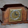 Запоминающийся ценный подарок для состоятельных мужчин и женщин, у которых все есть - классические Английские кабинетные часы Elliott середины 20 века. 