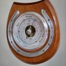 Английский ретро барометр «SB» в форме подковы на удачу Английский барометр середины 20 века в форме подковы на удачу - отличный подарок со смыслом, ценный подарок охотнику рыбаку моряку капитану яхтсмекну.
