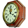 Классические антикварные американские железнодорожные настенные часы Seth Thomas, на уверенном ходу и в хорошем антикварном состоянии. Эти прекрасные старинные настенные часы станут оригинальным подарком железнодорожнику, руководителю, или партнеру.