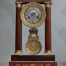 Французские часы портик с инкрустацией, в стиле "Ампир", с боем Эти французские антикварные каминные часы в стиле Ампир с декоративной отделкой ценными породами древесины с морскими сюжетами - оригинальный элемент для оформления богатого интерьера. Купите