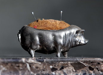 Антикварная подушечка для иголок в форме свинки - серебрение, Англия, конец 19 - начало 20 века