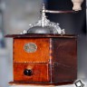 Оригинальная антикварная ручная кофемолка Japy Frères et Cie Paris с выдвижным  ящичком для кофе, Франция, конец 19 века. 
Изящная работа с качественно проработанными металлическими элементами, от всемирно известного производителя часов и приборов Japy Fr