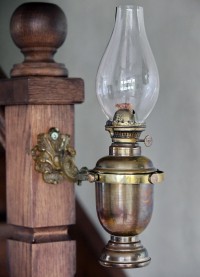 Антикварная Английская корабельная каютная лампа на изящном карданном подвесе