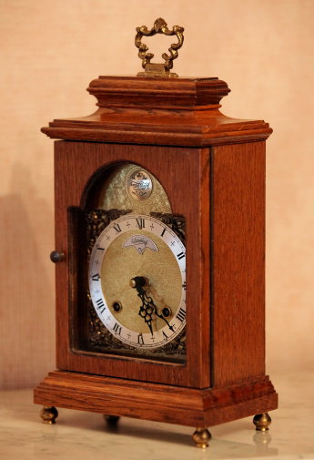 Голландские классические кабинетные часы с боем, отделка дубом
