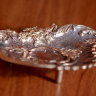 Небольшая стильная бронзовая мелочница или пепельница конца 19 - начала 20 века. Эта мелочница (тарелочка для мелочи) выполнена в стиле Рокайль из бронзы и покрыта золотом. Позолоченная мелочница - лучший подарок любимой девушке женщине руководителю,  мам