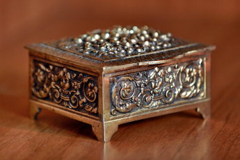 Старинный бронзовый ларчик для драгоценностей или шкатулка для бижутерии