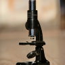 Старинный антикварный микроскоп из США - необычный ценный подарок для любителя старых и старинных вещей, прекрасный бизнес сувенир, оригинальный подарок для медика, подарок доктору или учителю в кабинет лофт. Старинный микроскоп Wollensak Rochester USA в 