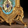 Эти шикарные антикварные каминные часы в стиле Людовик XV (Французский Рококо́), богато украшенные перегородчатой эмалью в технике Клуазонне (фр. Cloisonné) удивят даже самого избалованного юбиляра. Это самый яркий и запоминающийся подарок по любому повод