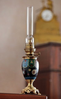 Антикварная керосиновая лампа на основании из бронзы, украшенная перегородчатой эмалью "клуазонне"