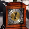 Классические механические кабинетные часы HOWARD MILLER (США) второй половины 20 века. Эти часы выполнены в строгом английском стиле, в корпусе из дерева. Механизм часов с четвертным боем "Вестминстер" остается в прекрасном рабочем состоянии. Часы приведе