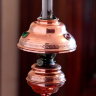 Антикварная «Парижская» керосиновая лампа конца 19 века, сделанная из меди и украшенная своеобразными цветными стеклянными кристаллами. Эта лампа имеет знаменитое европейское клеймо "KOSMOS-BRENNER", которое присутствует на регулировочном винте горелки. К