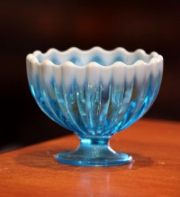 Антикварная английская конфетница сахарница Викторианской эпохи из перламутрового стекла