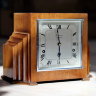 Эти классические английские часы J.W.Benson с приятным мелодичным четвертным боем Westminster сделаны в строгом стиле из массива дерева. Нет более удивляющего подарка состоятельному человеку, чем шикарные английские интерьерные часы купите в подарок на юб