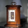 Необычный бизнес подарок - кабинетные механические настольные часы Linden 50 годов 20 века в стиле "Ретро". Быстрый заказ, курьерская доставка по Москве и области.