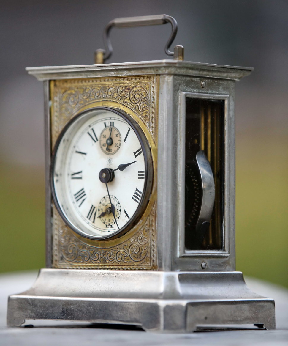 Прием старых часов. Часы каретные Junghans. Будильник Junghans старинный. Часы каминные 19 век Юнганс. Junghans часы будильник.