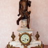 Французские каминные часы 19 века из натурального камня и шпиатра "Амур и бабочка". Отличный свадебный подарок. Купить каминные часы в подарок на свадьбу, подарок молодоженам