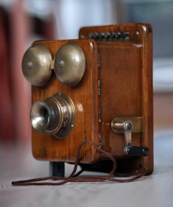 Антикварный настенный телефон с ручкой вызова телефонистки (магне́то)