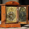 Немецкие кабинетные часы с боем в корпусе из дуба - необычный ценный подарок шефу мужчине руководителю на юбилей Анкварные немецкие кабинетные часы JUNGHANS в корпусе из дуба