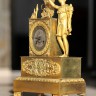 Редкие каминные часы в стиле «Ампир» с боем, Франция первая половина 19 века, позолоченная бронза. Классические антикварные Французские часы - достойный ценный подарок на юбилей состоятельному политику или бизнесмену. Редкие антикварные каминные часы с бо