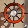 Удивлющий ценный подарок руководителю капитану моряку яхтсмену: морские часы-штурвал с боем бьют склянки «Адмиралтейские» яхтенные часы сбоем в штурвале из красного дерева