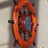 «Адмиралтейские» яхтенные часы-штурвал с боем Малые механические морские каютные часы с боем середины 20 века из США, вставленные в деревянный штурвал, выполненный из массива красного дерева. Оригинальный подарок, особенно для моряка. Стильный элемент инт