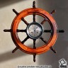 Малые механические морские каютные часы с боем середины 20 века из США, вставленные в деревянный штурвал, выполненный из массива красного дерева. Оригинальный подарок, особенно для моряка. Стильный элемент интерьера. «Адмиралтейские» яхтенные часы-штурвал