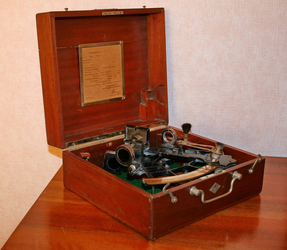 Купить старые аппараты. Старинные приборы. Старинные научные приборы. Старинные научные приборы оптические. Немецкий старый пртблр.