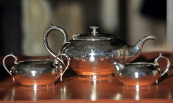 Антикварный чайный сервиз (чайник, молочник и сахарница) Англия, конец 19 - начало 20 века