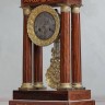 Французские часы портик с инкрустацией, в стиле "Ампир", с боем Шикарные антикварные французские каминные часы портик с боем, оформлены в морском стиле. Классические антикварные французские часы первой половины 19 века - лучший подарок состоятельному руко