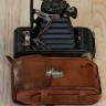 Символичный подарок со смыслом блогеру журналисту корреспонденту работнику СМИ ценный бизнес подарок или удивляющий новогодний бизнес сувенир - старинная фотокамера Eastman Kodak в оригинальном футляре Старинная фотокамера Eastman Kodak в оригинальном фут