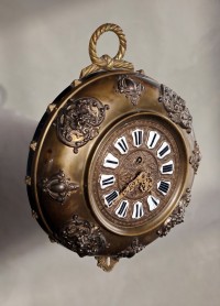 Редкие антикварные французские настенные  часы в форме ордена