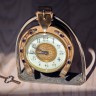Классические механические кабинетные часы начала 20 века - ценный подарок руководителю со смыслом. Эти часы выполнены в строгом английском стиле, в корпусе из латуни, на массивной подставке в форме подковы. Механизм часов без боя, с недельным заводом спец